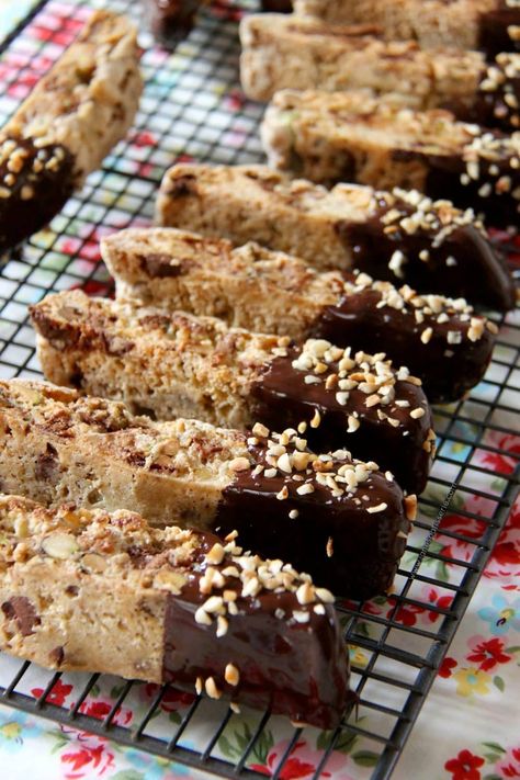 Italian Biscuits Biscotti, Italian Biscotti, Chocolate Biscotti, Italian Biscuits, Italian Almond Cookies, Pistachio Biscotti, Chocolate Pistachio, Italian Cookie Recipes, Hazelnut Chocolate