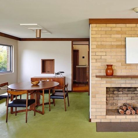 Della Hansmann | Mid Mod Midwest | Not many mcm homes in the US feature crown molding but I think this is lovely. I'm also completely obsessed with the minimalist mantel… | Instagram Simple Ceiling Trim, Modern House Style, Wall Molding Ideas, Molding Ideas, Simple Ceiling, Ceiling Trim, Mid Century Ranch, Midcentury Home, Modern Style Homes