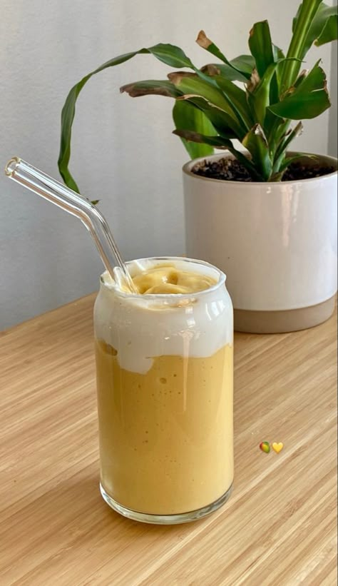 Drinks Healthy Aesthetic, Cute Smoothie Cups, Smoothie Glass Aesthetic, Aesthetic Smoothie Pictures, Yellow Smoothie Aesthetic, Cute Smoothies, Smoothie Drink Aesthetic, Fruit Smoothie Aesthetic, Mango Smoothie Aesthetic