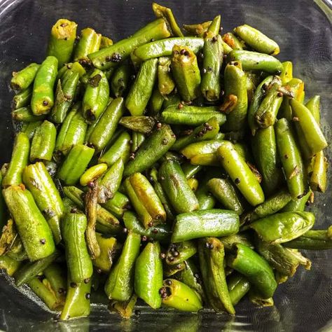 Indian Green Beans, Curry Beans, Fried Green Bean Recipes, Dry Fried Green Beans, Green Bean Curry, Spicy Green Beans, Bean Curry, Eating Green, Beans Beans