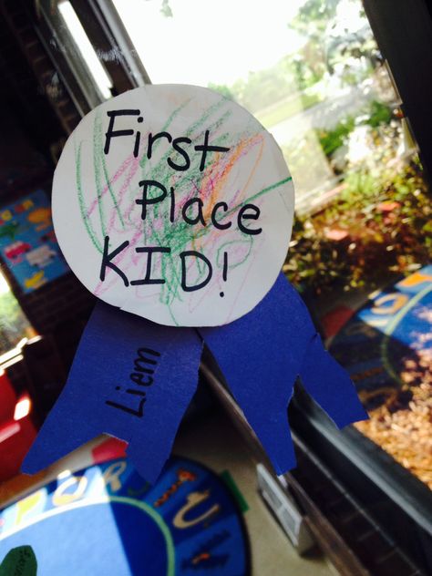 First Place Kid, County Fair Preschool Craft. Let the kid cut out their own "ribbon" to help with fine motor skills development. Fair Week Preschool, State Fair Crafts For Kids, State Fair Crafts For Preschoolers, County Fair Preschool Activities, County Fair Preschool Crafts, State Fair Preschool Theme, State Fair Crafts For Toddlers, Fair Art For Toddlers, County Fair Theme Preschool