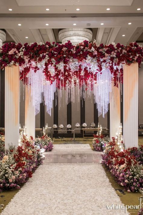 Wedding Ballroom Decor, Gazebo Wedding Decorations, Minimal Wedding Decor, Chinese Wedding Decor, Red Wedding Decorations, Wedding Stage Decor, Red Wedding Theme, Wedding Background Decoration, Wedding Stage Design