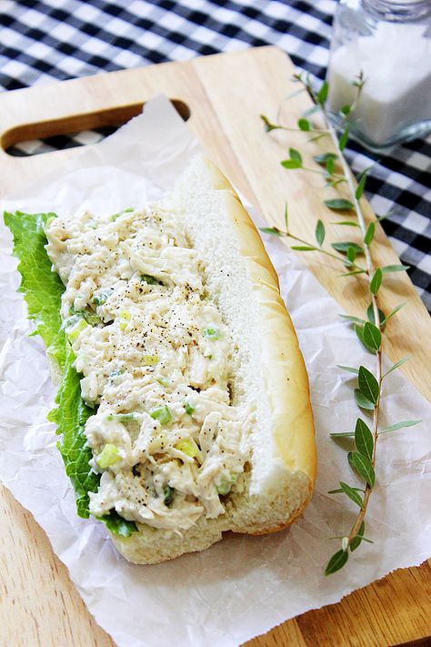 Chicken Mayonnaise Sandwich, perfect snack, or why not include it when on picnic. With simple ingredients this chicken sandwich well surprise you! Cooking Sandwich, Chicken Mayonnaise, Chicken Mayo Sandwich, Sandwich Healthy, Mayonnaise Sandwich, Salad Sandwich Recipe, Bread Crumbs Recipe, Chicken Salad Sandwich Recipe, Delicious Chicken Salad