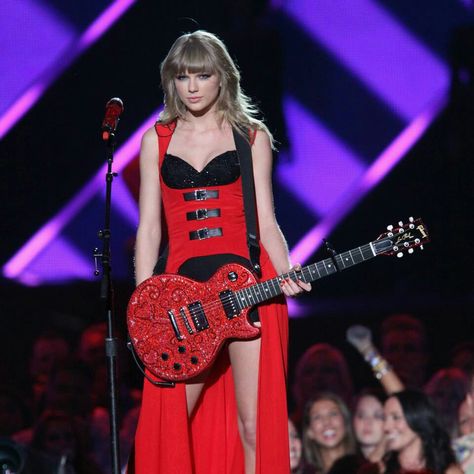 Taylor Swift performing red at the CMA's Tailor Swift, Taylor Swift Performing, Taylor Swift Guitar, Taylor Swift Red Tour, Cmt Awards, Red Era, Estilo Taylor Swift, Red Tour, Swift Photo