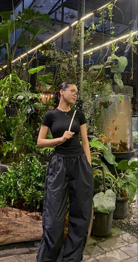 Oversized Parachute Pants Outfit, Concert Comfy Outfit, Concert Outfit Ideas Cargo Pants, Parachute Pant Outfits, What To Wear With Parachute Pants, Comfy Chill Outfits, Parachute Cargo Pants Outfit, Parachute Pants Outfit Summer, How To Style Parachute Pants