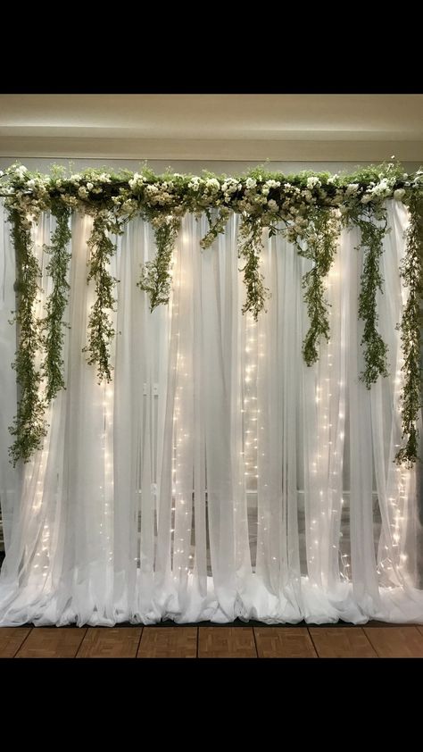 Vine Wedding Backdrop, White Curtain Backdrop With Greenery, Inside Wedding Backdrop Ideas, Rectangle Wedding Backdrop, Country Sheek Wedding Decor, How To Hang Backdrop On Wall, Flower Wall Sweetheart Table, Wedding Chandelier Decor, Quince Main Table Ideas Green