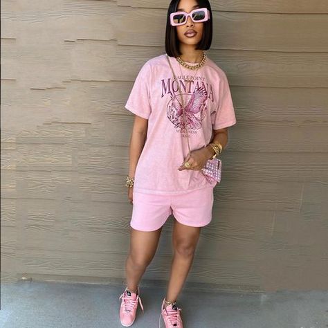 Two Pieces Outfits, Designer Joggers, Outfits Short Sleeve, Two Piece Outfits Shorts, Adidas Outfit Women, Pieces Outfits, High Heels Sneakers, Shirt And Shorts, Adidas Outfit