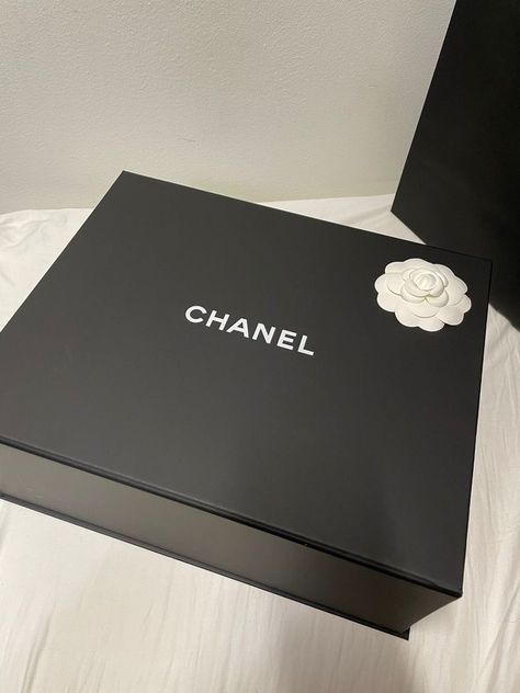 Chanel Tshirt, Luxury Packaging Design, Chanel Lover, Aesthetic Dump, Luxury Birthday, Chanel Box, Clothing Packaging, Streetwear Fits, Devil Wears Prada