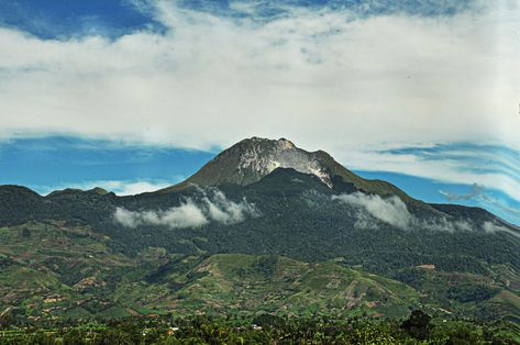 A closer view of the majestic Mt. Apo in Kapatagan, Davao del Sur, Philippines Mt Apo Davao, Mount Apo Philippines, Mt Apo Philippines, Mount Apo, Mt Apo, Davao Region, Davao Del Sur, Philippine Eagle, Davao City