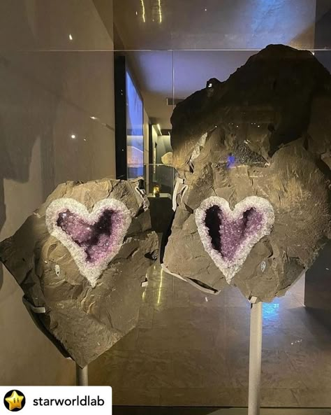 Minerals Museum, Crystal Room, Some Beautiful Pictures, Pretty Rocks, Crystal Geode, Key To My Heart, Amethyst Geode, Crystal Gems, Rocks And Minerals