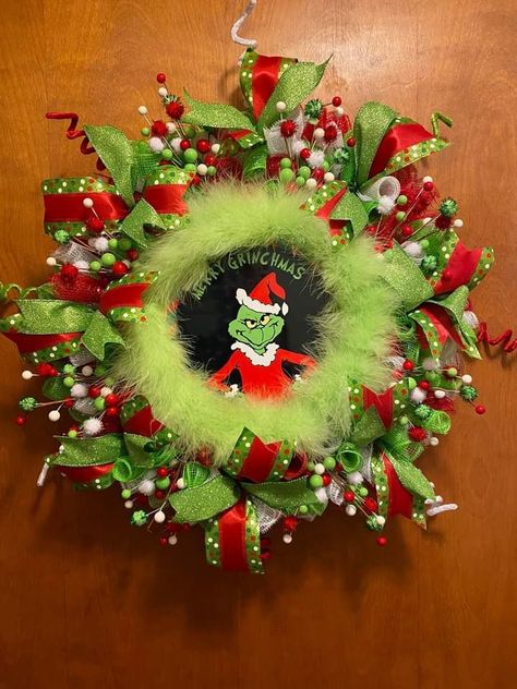 Grinch Crafts, Outdoor Christmas Diy, Grinch Wreath, Grinch Decorations, Grinch Christmas Party, Whoville Christmas, Grinch Christmas Tree, Holiday Wreaths Christmas, Grinch Christmas Decorations