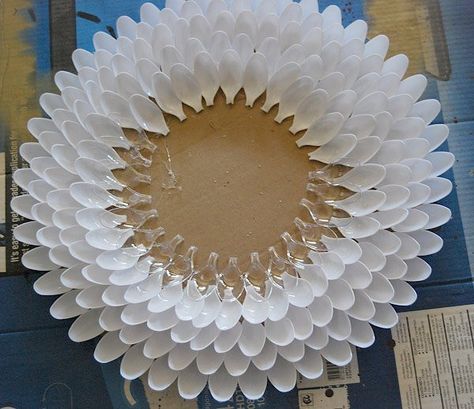 Home Decor for Less- Making Spoon Mirrors Spoon Wreath, Plastic Spoon Art, Flower Wall Hanging Decor, Room Hanging Decor, Diy Paper Wall Hanging, Spoon Mirror, Plastic Spoon Crafts, Decorative Mesh Wreaths, Spoon Craft