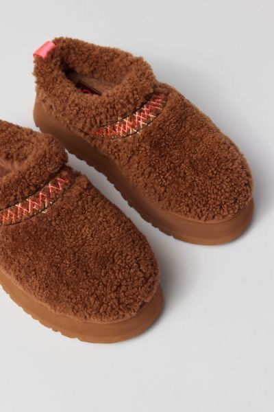 UGG Women's Tazz Braid Slipper, super cozy teddy slippers. These are so cute and love the teddy look, great gift for any homebody. | teddy slippers | ugg slippers | uggs | gifts for her | gift guide | aesthetic gifts | cozy | holiday gift guide Teddy Slippers, Guide Aesthetic, Slippers Ugg, Aesthetic Gifts, Ugg Tazz, Cozy Boots, Fits Inspo, Cozy Holiday, Cozy Socks