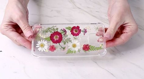 This is a guide to making a DIY pressed flower phone case. Learn how to make a handmade pressed flower phone case at home without resin, using this easy step-by-step tutorial. Pressed Flower Phone Case Diy, Pressed Flower Phone Case, Resin Phone Case, Diy Resin Phone Case, Pressed Flowers Diy, Diy Phone Case Design, Flower Places, Flower Iphone Cases, Dried And Pressed Flowers