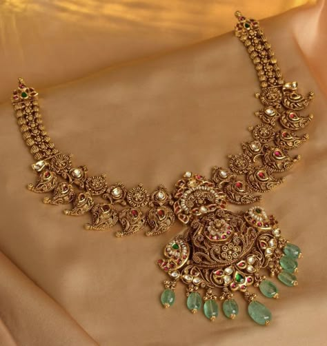 Neck Sets Jewellery, 40 Grams Gold Necklace Designs, Simple Haram Designs Gold, Simple Antique Necklace Gold, Neck Sets Jewellery Gold, 30 Gms Gold Necklace Set, Antique Gold Jewelry Indian Necklaces, New Necklace Designs Gold, Short Necklace Designs Gold Latest