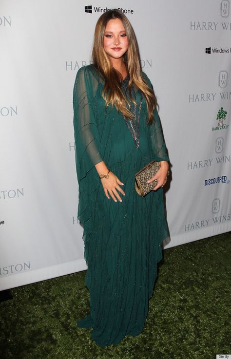 Harper Beckham, Female Icons, Devon Aoki, Expecting A Baby, Pregnancy Looks, Fingers Crossed, Soft Autumn, Floor Length Gown