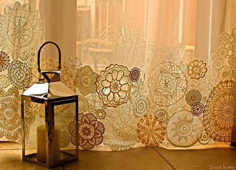 Heegeldatud linikutega kaunistatud kardin. Inexpensive Window Treatments, Doilies Crafts, No Sew Curtains, Decor Shabby Chic, Crochet Curtains, Design Seeds, Linens And Lace, Lace Doilies, Curtains For Sale