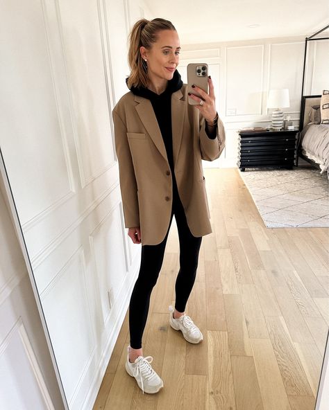 Tan Blazer Outfits, Hoodie Blazer, Zapatillas Veja, Comfortable Winter Outfits, Cozy Winter Fashion, Trainers Outfit, Sneaker Outfits, Winter Wardrobe Essentials, Europe Style