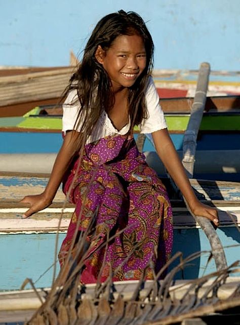 Sipadan Sempoma fishing village, Malaysia::"Because of your smile, you make life more beautiful." — Thich Nhat Hanh [pinned by PartyTalent.com] Kids Around The World, We Are The World, Jamie Oliver, Fishing Villages, People Of The World, World Cultures, East Asia, Happy People, Little People