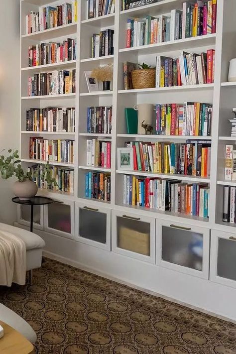 Whether you’re hoping to install a floor-to-ceiling shelving unit in your own home—or looking for floor-to-ceiling bookshelf ideas, we’ve rounded up a handful of ways to incorporate floor-to-ceiling shelves in your space. #Bookshelf #TallBookshelves #LivingRoomBookshelf Floor To Ceiling Bookshelves Bedroom, Ceiling Bookshelf Wrap Around, Diy Floor To Ceiling Bookshelves, Floor To Ceiling Bookcase, Floor To Ceiling Shelving, Ceiling Bookshelf, Space Bookshelf, Floor To Ceiling Shelves, Builtin Bookshelves