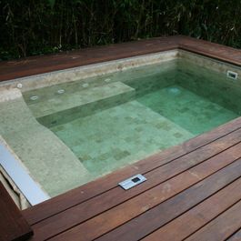 That is a drop-in unit with an automatic spa cover built into an Ipe deck: Bradford Products hot tub. Pool Wood Deck, Tub Design, Hot Tub Designs, Cool Swimming Pools, Small Pools, Outdoor Spa, Swim Spa, Spa Design, Decks Backyard