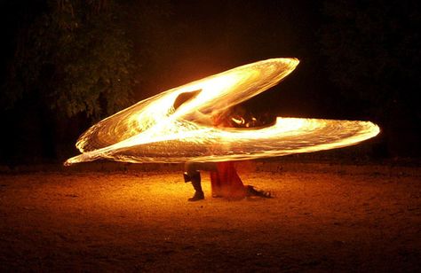 Fire spinning. I miss doing this. I would like to buy a fire staff and start again. Anders Dragon Age, Fire Spinning, Fire Poi, Breathing Fire, Fire Dancer, Josephine Baker, Long Exposure Photography, Shotting Photo, Flow Arts