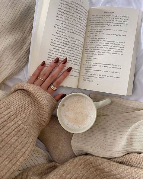 Studera Motivation, Reading Motivation, Bookstagram Inspiration, Winter Books, Oak And Fort, Reading A Book, Cozy Reading, Beige Aesthetic, Foto Ideas Instagram