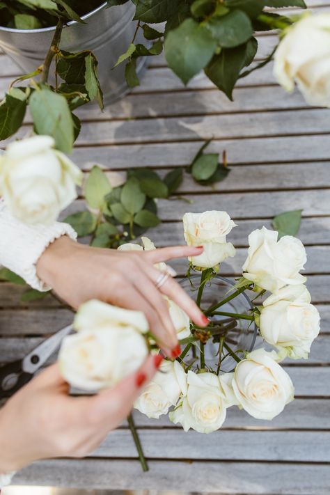 Diy Rose Arrangement Fresh Flowers, Simple Floral Centerpieces, Buddha Flower, Rose Floral Arrangements, Rose Flower Arrangements, How To Make Rose, Short Vase, Flower Cottage, Rose Centerpieces