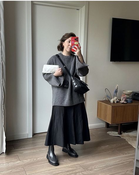 Paris Fall Outfits 2024, Interesting Winter Outfits, Black Midi Skirt Winter Outfit, Long Skirt Outfits 2024, Oversized Sweater Over Dress Outfit, Women Japanese Fashion, Skirt Outfits Petite, Oversized Work Outfit, Long Skirt Autumn Outfit