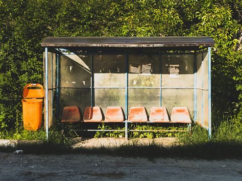 Japanese Exterior, Bus Stop Design, Dreamy Photography, Japan Aesthetic, Aesthetic Japan, Matte Painting, Japanese Aesthetic, Bus Station, Bus Stop