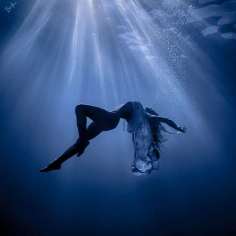 Futurisme Retro, Fotografi Vintage, Ethereal Aesthetic, Mermaid Aesthetic, Fantasy Aesthetic, Underwater Photography, Sirens, Blue Aesthetic, Dark Aesthetic