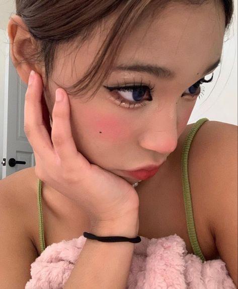 Bambi Makeup, Ethereal Makeup, Cute Makeup Looks, Dress Up Dolls, Cute Little Things, Cute Makeup, Asian Style, Poses For Pictures, Makeup Skin Care