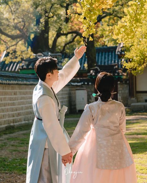 Couple Hanbok, Hanbok Couple Aesthetic, Korea Couple Photoshoot, Hanbok Engagement Photo, Korean Prewedding, Hanbok Wedding, Wedding Korea, Prenuptial Photoshoot, Korean Photoshoot