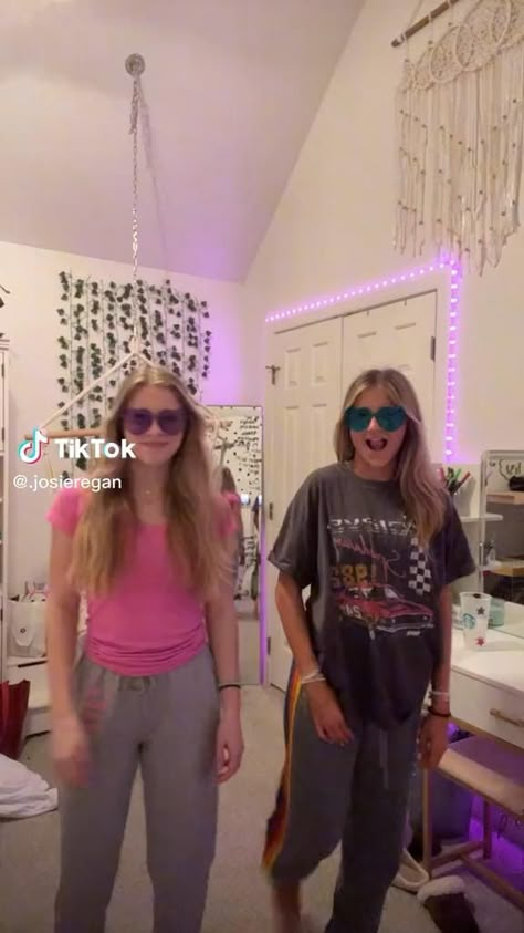 Hit It Fergie Tik Tok Dance, Fun Videos To Do With Friends, Fun Songs To Dance To, Types Of Dance Style, Tik Tok Dances To Do With Friends, Popular Dance Tik Tok Videos, Cute Tik Tok Dances, Dances To Do With Your Best Friend, Tik Toks To Do With Friends