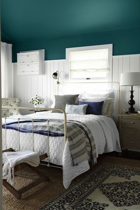 Country Living - bedrooms - Benjamin Moore - Oasis Blue - peacock blue, peacock blue walls, peacock blue paint, peacock blue paint colors, v... Bungalow Bedroom, Teal Bedroom, Beach House Bedroom, Teal Paint, Teal Walls, Country Living Magazine, Beach Bungalows, Painted Ceiling, Bedroom Paint