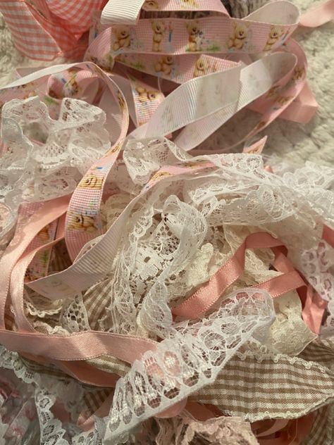 Pink Atmosphere, Glitter Explosion, Land Scapes, Fashion Major, Nancy Wheeler, Vintage Coquette, Model Aesthetic, Mood Board Design, Student Fashion