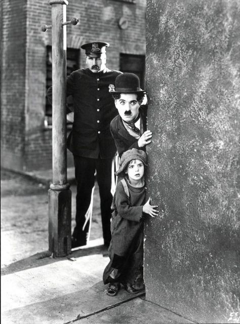 The Kid - Charlie Chaplin working out his own childhood demons through comedy. The lovable tramp takes in an orphan child in an attempt to keep him from the workhouse (a fate that Chaplin experienced at the age of 7). The Kid 1921, Charlie Chaplin Movies, Charles Spencer Chaplin, Charles Spencer, Film Vintage, Septième Art, Silent Movie, Roaring Twenties, Foto Art