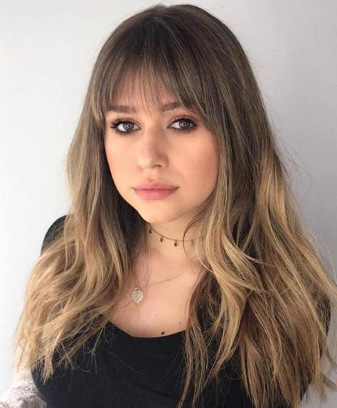 The Best Bangs for Your Face Shape in 2019 – The Right Hairstyles #BangsHairstyle Oval Face Bangs, Best Bangs, Textured Bangs, Bangs For Round Face, Face Shape Hairstyles, Round Face Shape, How To Style Bangs, Round Face Haircuts, Celebrity Hair Stylist