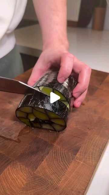 chefstime on Instagram: "Check This. A very nice rouleau of leek with nori and vinaigrette. Be inspired by ↙️ By 👨🏻‍🍳 @qistohtheone  🎥 By @qistohtheone  Do you like fine dining !!! Follow Me @dutchcuisine  •••••••••••••••••••••••••••••• Reposted from @culinaireinspiratie 📄If you are the license holder of this material, please contact me. 📷 All rights and credits reserved to the respective owner(s)  Always wanted to see your dish on my Instagram account!! Now you can, check the link in my bio. ⬆️  #culinaireinspiratie #roll #rouleau #leek #inspiration #nori #technique #garnish #fresh #cooking #chef" Vegan Fine Dining Dishes, Vegan Fine Dining Recipes, Vegan Fine Dining, Fine Dining Starters, Fine Dining Plating, Onion Rolls, Salmon Roll, Dinner Party Menu, Fine Dining Restaurant