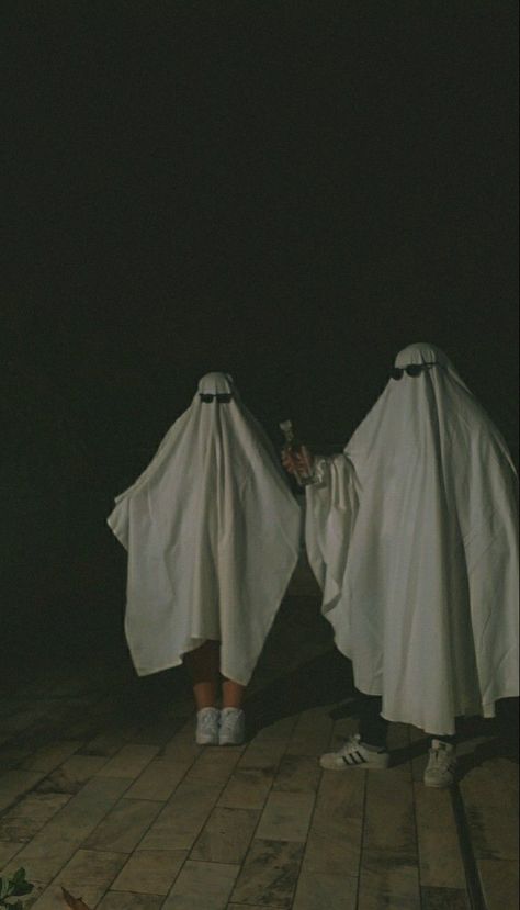 Halloween Costumes Goste, Funny Ghost Halloween Costumes, Scary Halloween Costume Aesthetic, Ghosts Costumes Aesthetic, Ghost Halloween Costume Aesthetic, Couple Ghost Costume, Scary Halloween Costume Couples, Ghost With Sunglasses Costume, Cool Ghost Costume