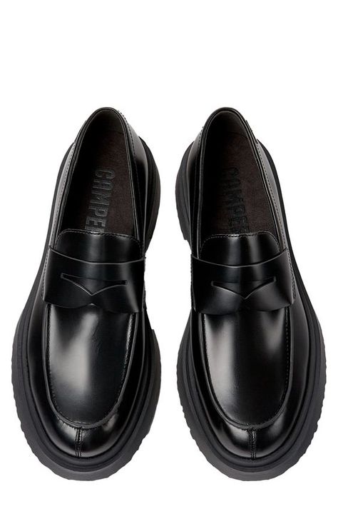 Wine with a slight stain but all good🙌🏻I arrive in less than a week😁 Black Loafers Men, Best Loafers, Mens Black Dress Shoes, Penny Loafers Men, Mens Leather Loafers, Big Men Fashion, Chunky Loafers, Black Dress Shoes, Black Leather Loafers