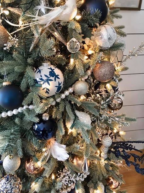 Navy Gold Green Christmas Tree, Blue Boho Christmas Tree, Navy And Gold Christmas Tree, Blue Green Christmas Tree, Navy Christmas Tree, Blue Christmas Tree Decorations, Christmas Tree Inspo, Christmas Tree Decorating Themes, Cabin Christmas