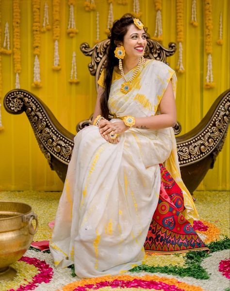 Haldi Costume For Bride, White Saree For Haldi, Haldi White Outfit For Bride, White Haldi Outfit For Bride, Haldi Ceremony Outfit Saree, Simple Haldi Look For Bride, Haldi Outfits For Bride, Haldi Look For Bride, Haldi Pose