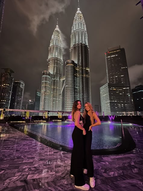 Kuala Lumpur Outfit Ideas, Malaysia Travel Outfit, Kuala Lumpur Photo Ideas, Malaysia Photo Ideas, Malaysia Outfit Ideas, Kuala Lumpur Aesthetic, Aesthetic Malaysia, Malaysia Aesthetic, Singapore Vacation