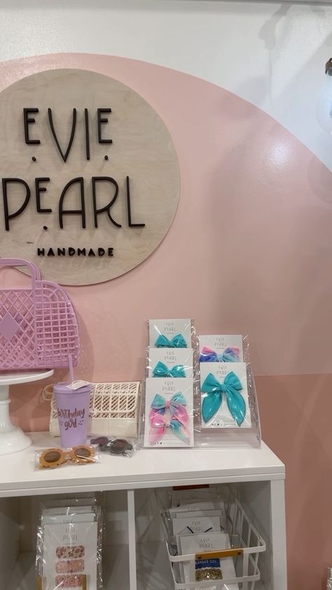 How To Display Bows At Craft Fair, Hair Bow Vendor Display, Hair Bow Display Craft Show, Bow Display Craft Show, Hair Bow Display, Pegboard Display, Bow Display, Business Aesthetic, Vendor Displays