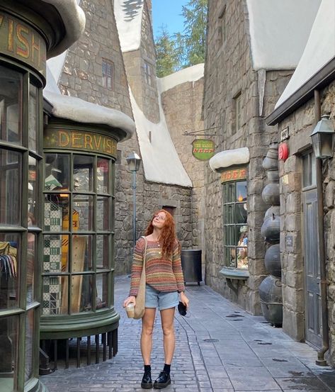 Hufflepuff Outfit, Universal Studios Orlando Trip, Universal Studios Outfit, Orlando Photos, Universal Parks, Theme Park Outfits, Harry Potter Universal Studios, Harry Potter Studios, Cute Disney Outfits