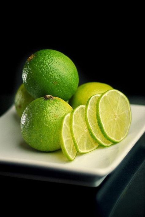 Limes Fruits Photos, Photo Food, Fruit Photography, Still Life Photos, Beautiful Fruits, Delicious Fruit, Healthy Fruits, Tutti Frutti, Limes