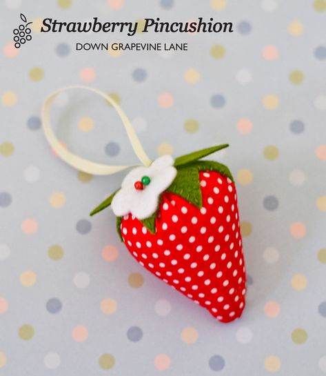 Strawberry Pin Cushion, Strawberry Pincushion, Bumble Bee Craft, Diy Pin Cushion, Pincushion Tutorial, Computerized Sewing Machine, Pin Cushions Patterns, Hand Sewing Projects, Diy Pins