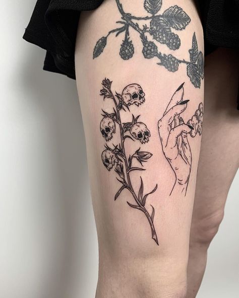 Goth Tattoo, Outline Tattoo, Wicked Tattoos, Skeleton Tattoos, Theme Tattoo, Plant Tattoo, Gothic Tattoo, Tatuaje A Color, Knee Tattoo