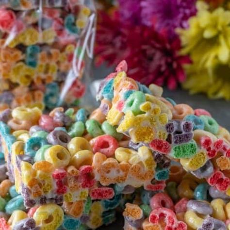 Fruit Loop Marshmallow Treats - A Table Full Of Joy Fruit Loop Treats, Chocolate Dipped Cupcakes, Cinnamon Toast Crunch Bars, Cereal Cake, Chocolate Drizzled Popcorn, Cereal Bars Recipes, Fruit Loops Cereal, Marshmallow Cereal, Marshmallow Bars